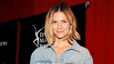 1496807901 Brooklyn Decker Can't Stop Crying As Daughter Stevie Starts Kindergarten