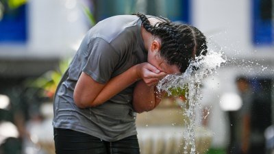 GettyImages-2229741785 10 Tips on How to Stay Cool During a Heat Wave, According to Heat and Weather Experts